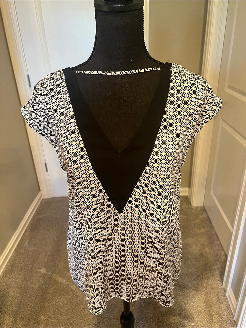 Express Black and White V-Neck Geometric Cap-Sleeve Blouse